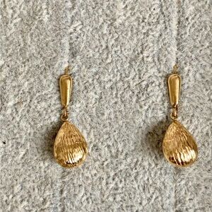 14 karat gold vintage textured teardrop dangle earrings--
